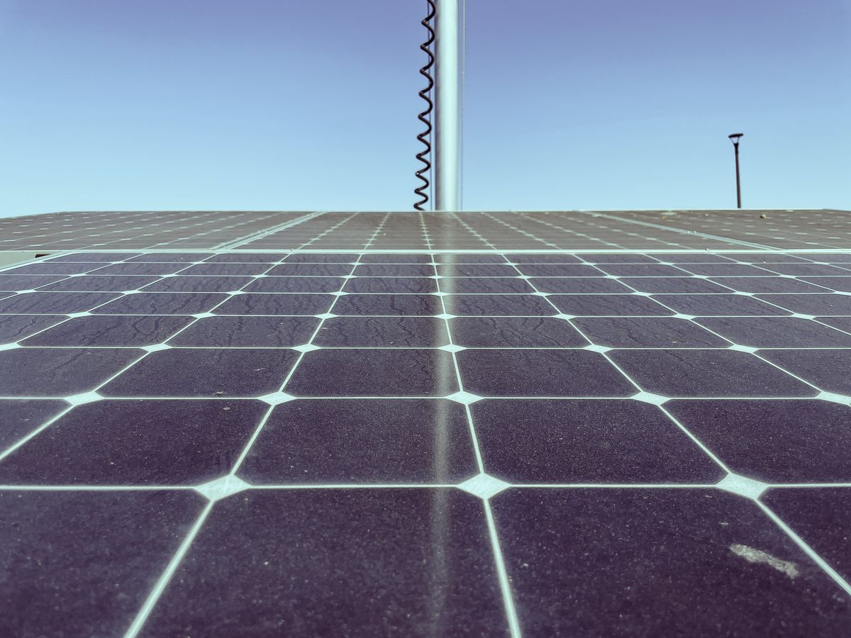 Pulizia di pannelli fotovoltaici con idrospazzola su un tetto a Bologna