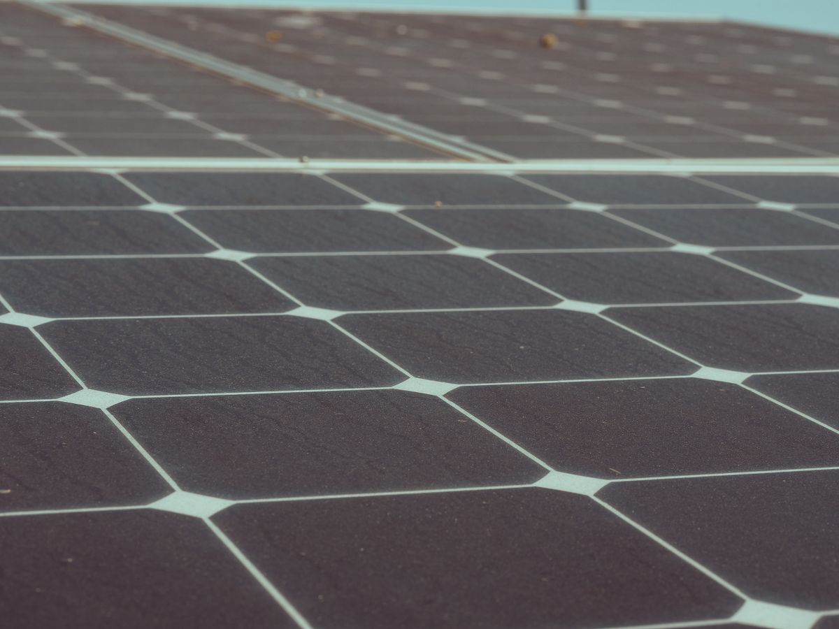 Pulizia di pannelli fotovoltaici su tetto a Bologna